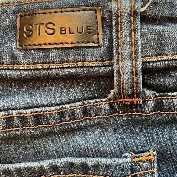 STS Blue Women’s roll up blue jean shorts, size 0. - Picture 6 of 9